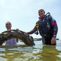 Več kot 200 slovenskih in hrva&scaron;kih potapljačev očistilo Piranski zaliv