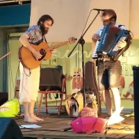 Brencl bando sta v petek sestavljala Rok Šinkovec (harmonika, 
vokal) in Andrej Boštjančič (kitara, vokal).