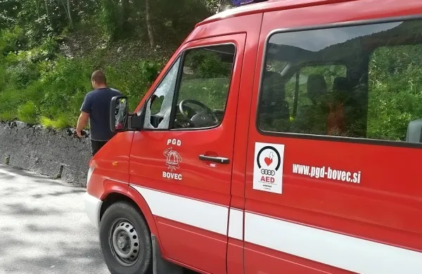 Gasilci so se vrnili domov z razbitimi stekli na kombiju. 
