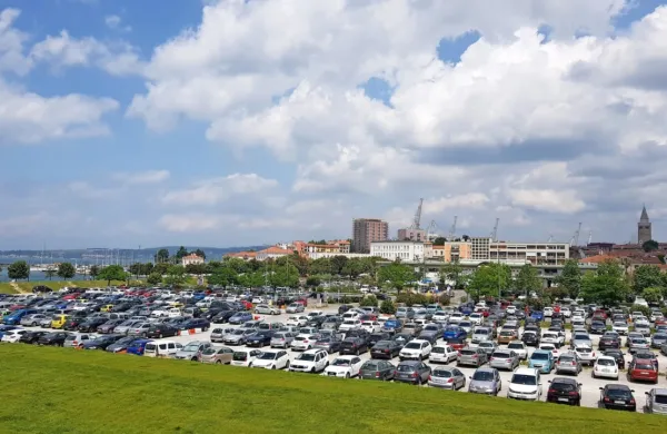 Tudi za parkirni abonma na makadamu za tržnico 20 evrov