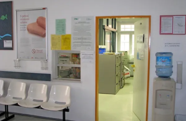 K nasilju nagnjenih ljudi, ki so pogosto nestrpni egoisti in nimajo zadostne mere kultiviranosti, niti čakalnica ambulante ne zaustavi.  