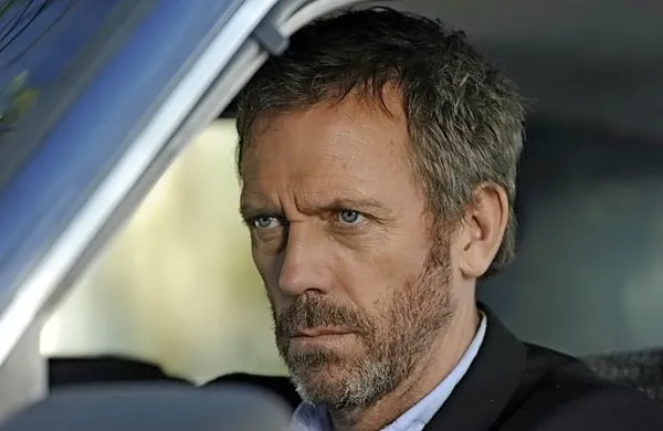 Britanski igralec Hugh Laurie, ki mu je svetovno slavo in dva zlata 
globusa prinesla vloga ciničnega in godrnjavega zdravnika Gregoryja Housea v seriji Zdravnikova vest, danes praznuje 60. rojstni 
dan.