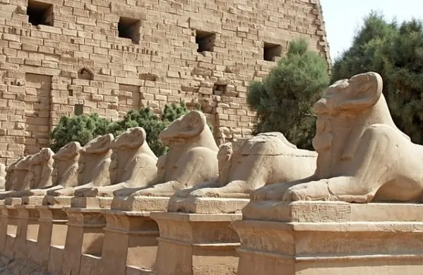 Egiptovske oblasti domnevajo, da je bil kip odtujen iz tempeljskega kompleksa Karnak v Luksorju.