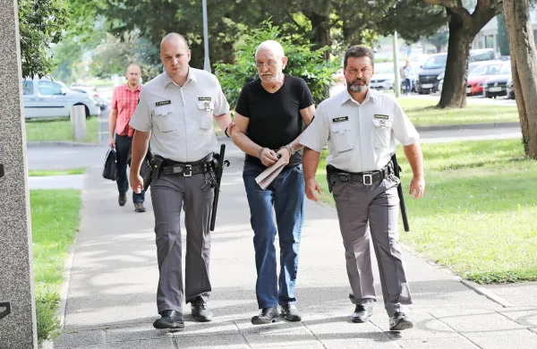 Na Okrožnem sodišču v Novi Gorici se je danes začelo sojenje 
Draganu Kukanji za štiri kazniva dejanja. 