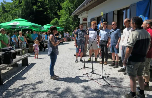 Idrijski oktet in Oj, Triglav moj dom za uvod v slavje 115. obletnice 
PD Idrija. 