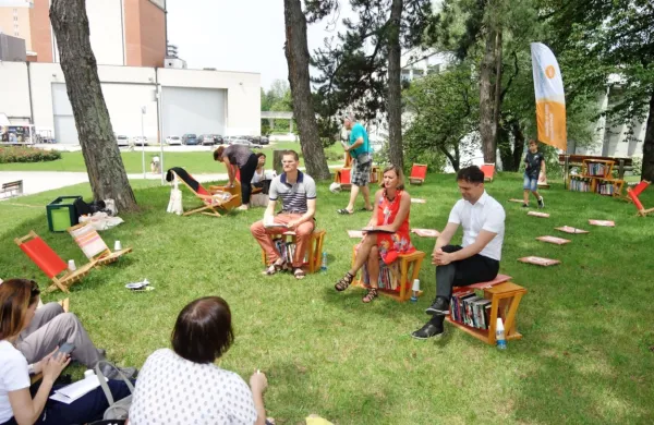 V senci dreves so znova odprli knjižnico pod krošnjami, ki se julija seli še v Kanal.  
