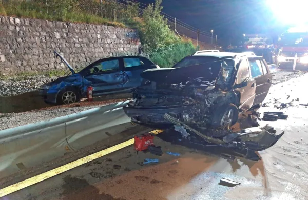 Eno od vozil je po trku odbilo čez varnostno ograjo.