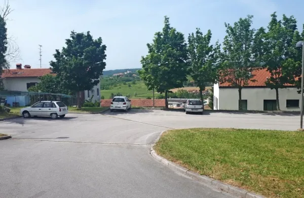 Neznana  storilca  sta   Ljubljančana v nedeljo zvečer oropala na 
parkirišču pod trgovino Mercator na Dobrovem.