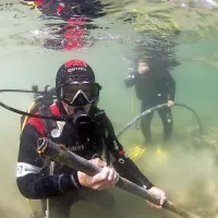 Potapljači so na morskem dnu našli različne odpadne in zavržene 
snovi.