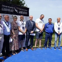  Predstavniki glavnih organizatorjev dogodka, Božo Dimnik, Branko Roglič, Danijela Franić (Zagrebački holding), Dubravko Ponoš 
(Sklad za zaščito okolja), Đenio Zadković, Mario Šiljeg, Egon 
Štibilj, Vili Bassanese (župan Umaga) in Andreja Vedrina (Promocija ronjenja).