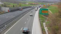 Ali se bo pri Postojni iz primorske avtoceste proti Hrvaški  odcepila 
obvoznica ali avtocesta, še ni jasno. 