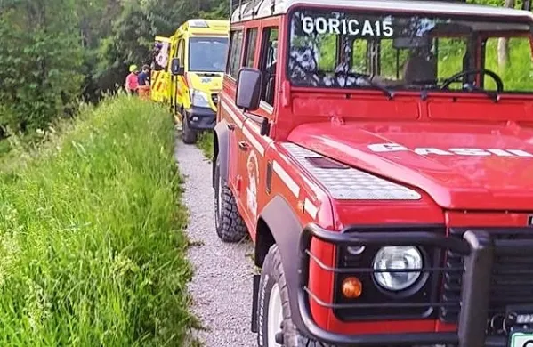 Poškodovanemu Nizozemcu so pomagali novogoriški reševalci, 
gasilci in pripadniki enote za hitre intervencije.
