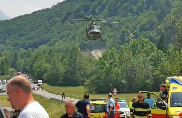 Hudo poškodovanega avstrijskega motorista so z vojaškim helikopterjem odpeljali na zdravljenje v ljubljanski klinični center.