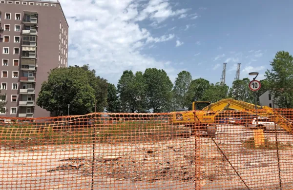 Na gradbišču na Muzejskem trgu v Kopru, ki je bilo zavarovano v 
začetku tedna, se danes začenjajo dela na izkopu platoja za 
sidranje.