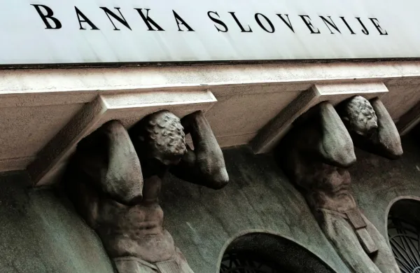 Zasebne investicije so nujne za postopen prehod k delovno manj 
intenzivni naravnanosti slovenskega gospodarstva z višjo ravnijo 
produktivnosti, opozarja Banka Slovenije.