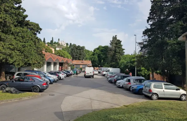 Za nekdanjimi Slavnikovimi garažami, ob vrtcu in Mercatorjevi 
trgovini, bo parkirišče odslej plačljivo.