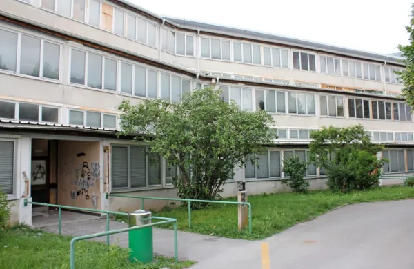 Zapuščena stavba 3 nekdanje   osnovne šole je, kot pravijo  Ajdovci,  leglo uporabe in preprodaje  drog, zato predlagajo njeno rušitev.