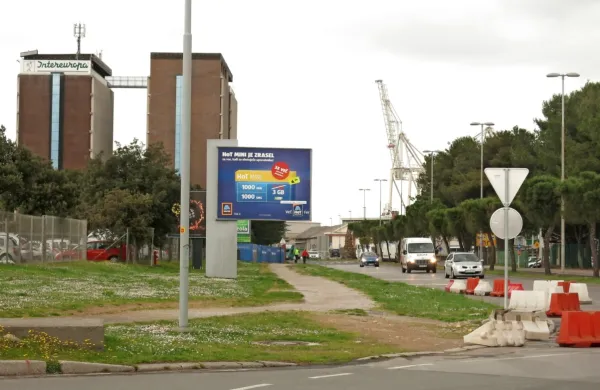 Z načrtovano kolesarsko stezo in pešpotjo med krožiščema pri 
Luki Koper in Autocommercu bodo kolesarji in pešci bolj varni.