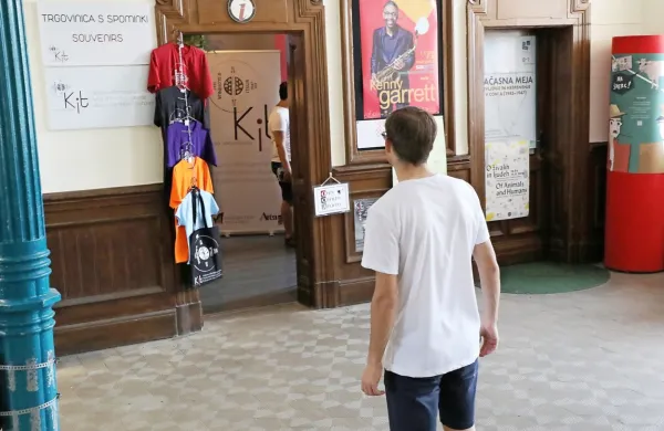 Na železniški postaji turistične informacije tretje leto nudijo v 
točki KiT, župan pa napoveduje nadgradnjo.   