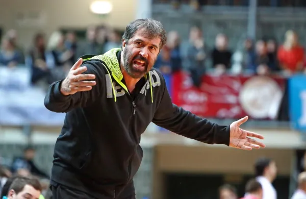   Slovenska reprezentanca, ki jo vodi Veselin Vujović, je po nezbrani 
igri  tesno izgubila kvalifikacijsko tekmo za evropsko prvenstvo z 
Latvijo. 