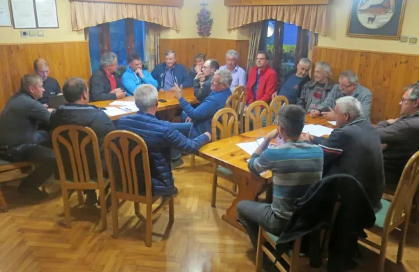 Kmetje severno primorsko-gorenjske iniciative za zmanjšanje 
škod po zvereh so zadovoljni z interventnim zakonom, ki predvideva  odstrel enajstih volkov.