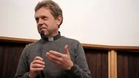 Janez Kavčič se z eksorcizmom poklicno ukvarja že sedem let. Na 
teden sprejme od pet do deset oseb, ki potrebujejo njegovo 
pomoč.
