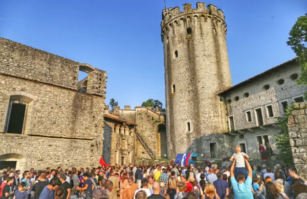 &Scaron;e bogatej&scaron;e dogajanje na gradu Rihemberk