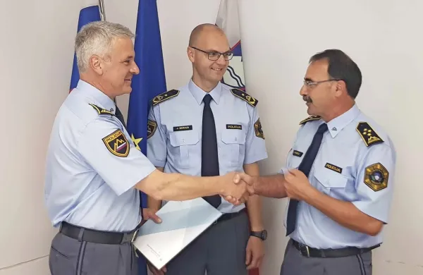 Tomaž Čehovin  (levo) je včeraj od  Danimirja Rebca (desno) prevzel 
vodenje koprske policijske uprave (med njima Jože Senica). 