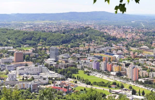 &Scaron;esterica &scaron;e &ldquo;v igri&rdquo; za direktorja stanovanjskega sklada