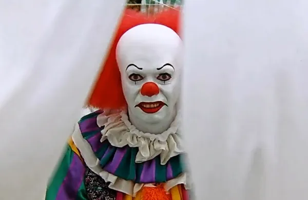 Po  oceni Marka Košana, ki je prevede l Tisto, je  precej boljša od 
novega filma skoraj tri desetletja stara  televizijska priredba, v 
kateri je strašnega klovna upodobil Tim Curry.  