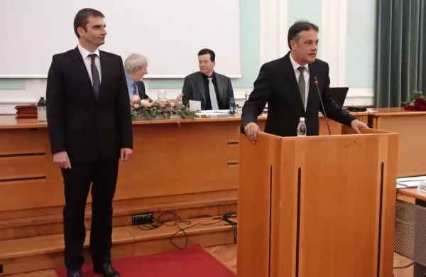 Matej Arčon (desno) se je udeležil le ustanovne seje mestnega 
sveta, ko je posle predal županskemu nasledniku Klemnu Miklaviču. 