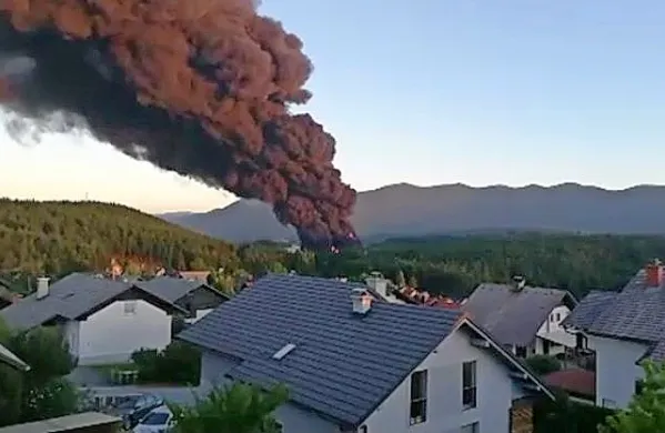 Ker je v zraku povečana koncentracija prašnih delcev, do končnih 
rezultatov  analize zraka in vode vsem svetujejo, da se obnašajo, 
kot da gre za zdravju škodljive snovi.