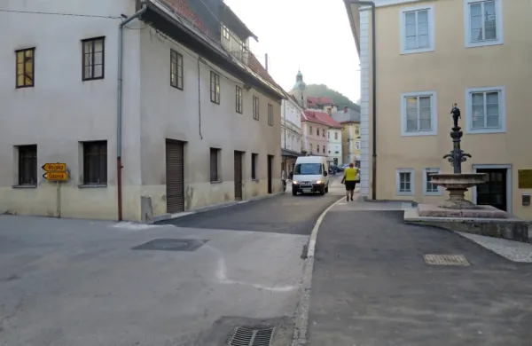 Medtem ko je spodnji del Kosovelove ulice dokončno obnovljen, 
bodo zgornji del asfaltirali jeseni.