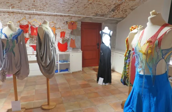Živeti z idrijsko čipko, retrospektivna razstava oblačil in perila s 
čipko oblikovalke Urške Pirc v mali grajski galeriji. 