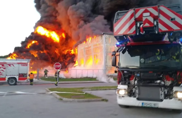 Požar je gasilo več kot 300 gasilcev iz sedmih gasilskih zvez.