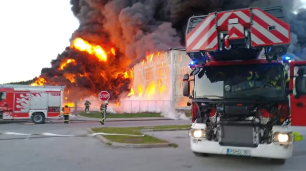 Požar je gasilo več kot 300 gasilcev iz sedmih gasilskih zvez.