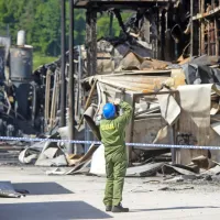 Kriminalisti, forenzični tehniki in izvedenci nacionalnega forenzičnega inštituta so zavarovali sledi in dokaze, ki jih morajo še 
analizirati. 