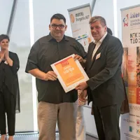 Župan občine Idrija Tomaž Vencelj s priznanjem