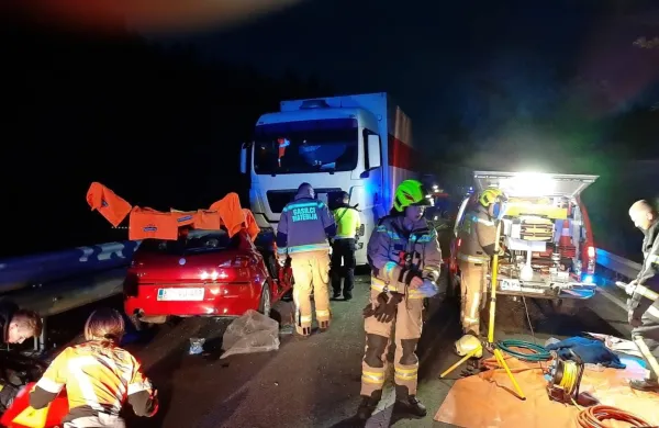 Matarski gasilci so hudo poškodovanega voznika s tehničnim 
posegom  rešili iz uničene alfe. 