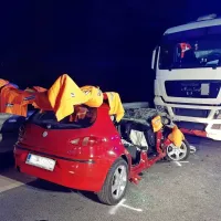 Po trku v tovornjak je življenje 43-letnega  domačina viselo na 
nitki. 