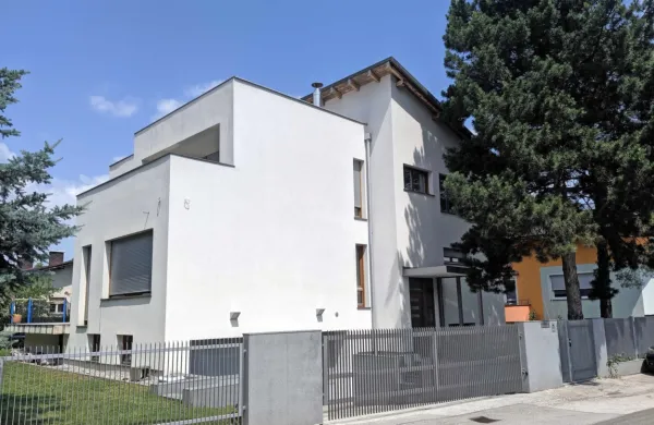 Napadalec ali napadalci so sodnico  v nedeljo ponoči pričakali pred 
njenim domom in jo brutalno pretepli.  