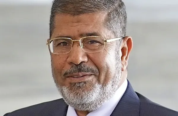 Nekdanji egiptovski predsednik Mohamed Mursi se je med današnjim zaslišanjem na sodišču v Kairu onesvestil in kasneje umrl 
v bolnišnici.