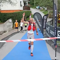 Po sto treh kilometrih je ciljni trak prvi pretrgal Švicar Adrian 
Brennwald. 