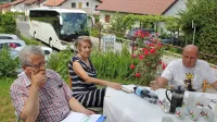Člani civilne iniciative (na fotografiji z leve z Andrej Matičič, Silva Sajovic, Vladimir Slejko)  so problematiko 
predstavili na vrtu ene od hiš, kjer smo se lahko o gostoti prometa in hrupu  prepričali iz prve roke.