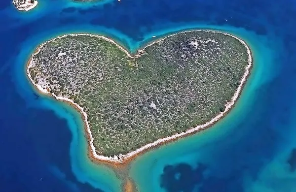 Na hrvaškem otočku Galešnjak, ki je svetovno znan zaradi svoje 
podobe srca, so ljudje živeli pred več kot 7000 leti, so ugotovili 
arheologi z zadrske univerze. 
