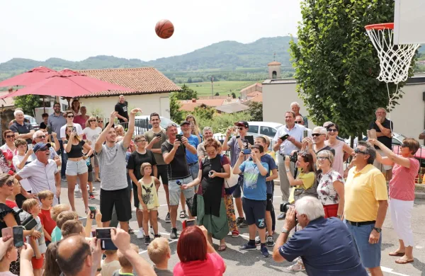 Goran Dragić je z metom na koš obeležil novo pridobitev igrišča v 
Vipolžah. 