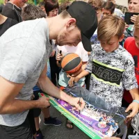 Goran Dragić je s podpisi rad ustregel otrokom.