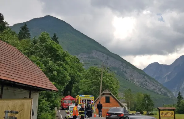  Motorist in sopotnica sta pri padcu udarila v obcestna kamna in 
utrpela tako hude poškodbe, da jima niso mogli več pomagati.
