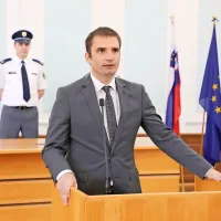 Udeležencem slavnostne prireditve je ob dnevu policije nekaj 
besed namenil tudi župan Mestne občine Nova Gorica dr. Klemen 
Miklavič.