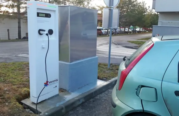 Skupina Gen-I uvaja novo storitev E-mobilnost, ki njihovim 
odjemalcem omogoča plačilo uporabe javnih polnilnih postaj za 
električna vozila prek rednih mesečnih položnic. 